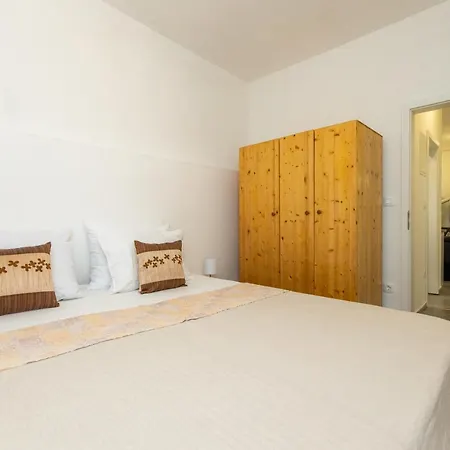 Grey Stone Apartman