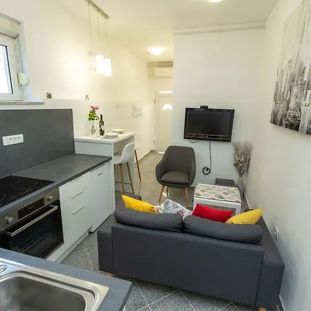 Grey Stone アパート ザダル